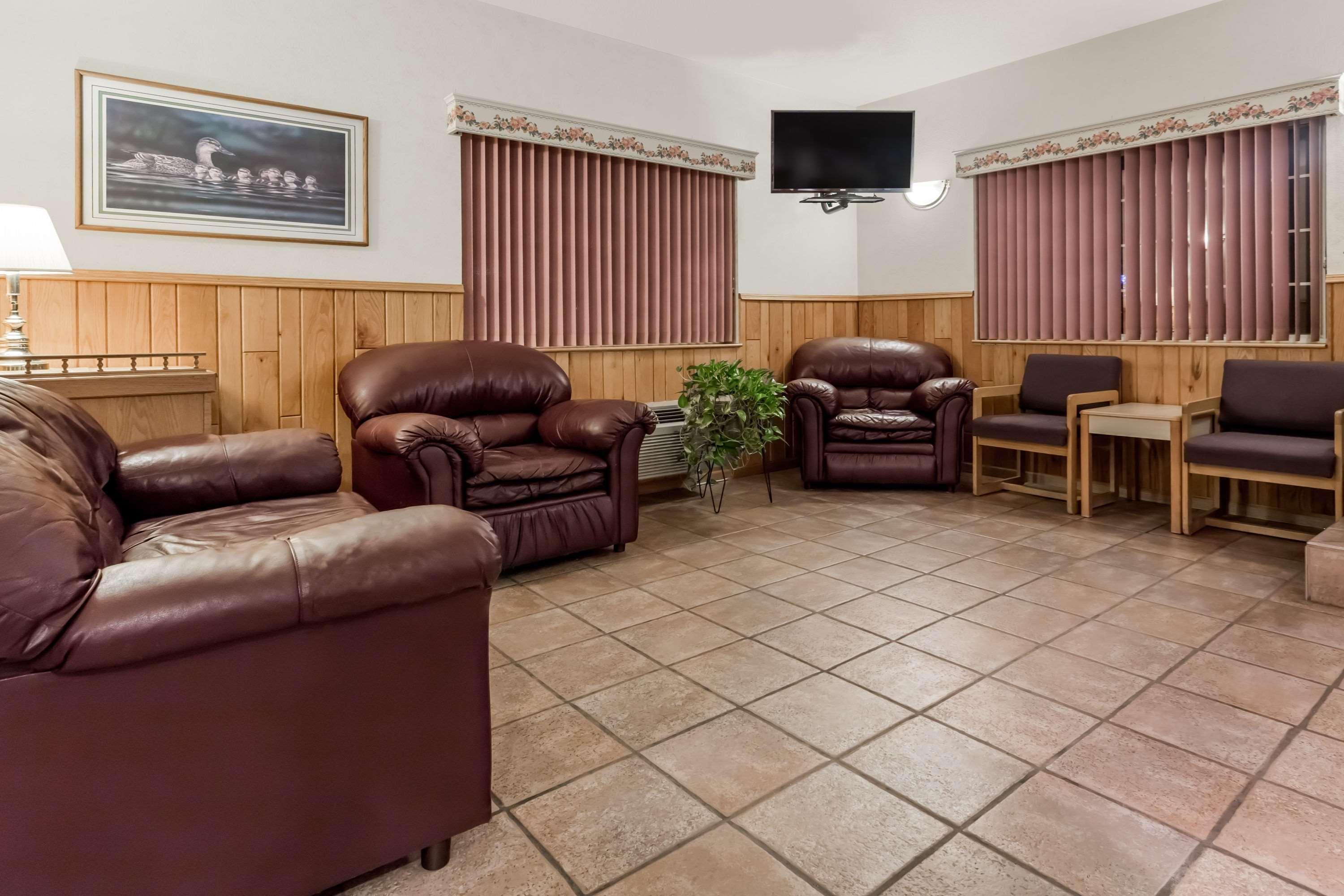 Super 8 By Wyndham Eagle River Exterior photo