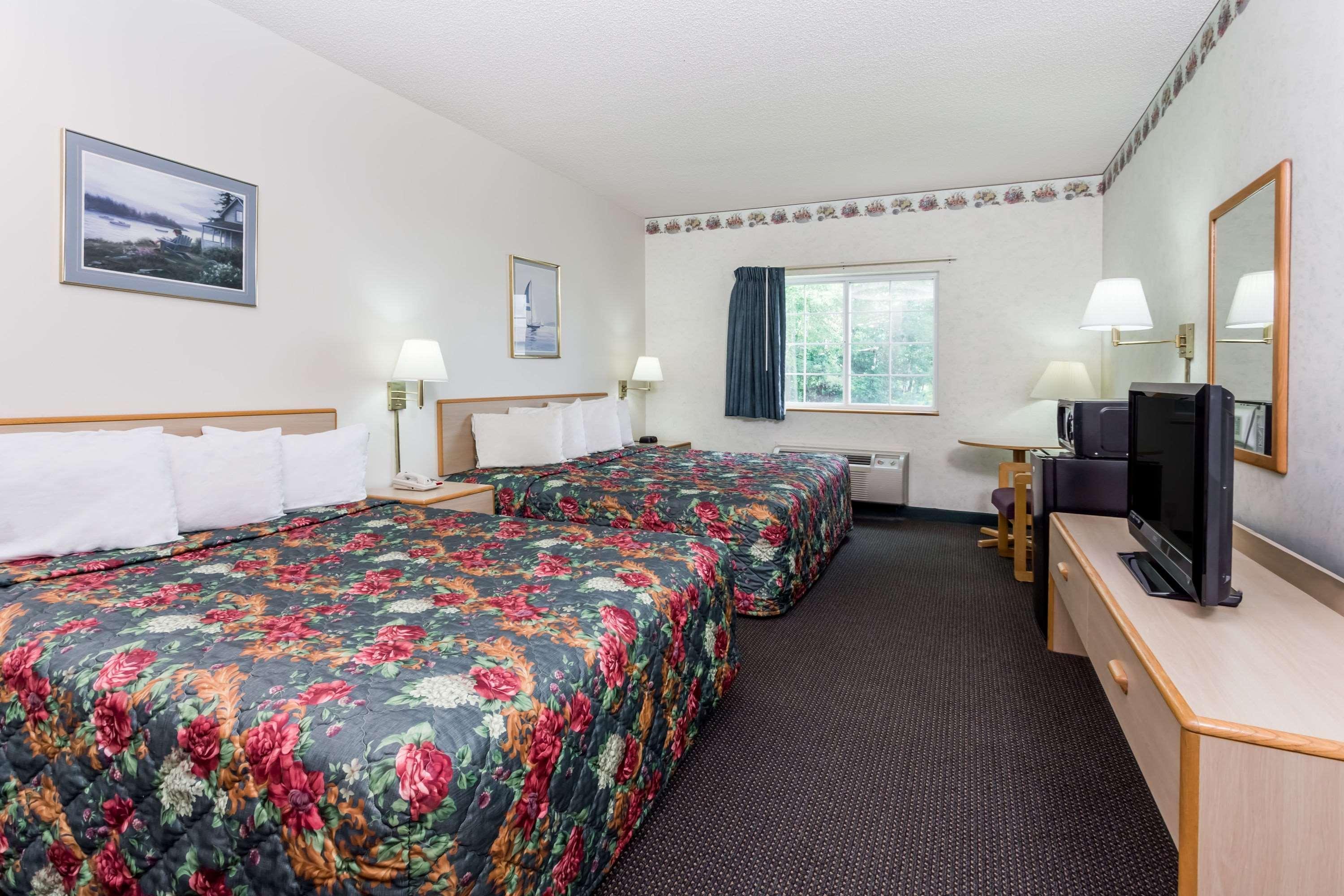 Super 8 By Wyndham Eagle River Exterior photo