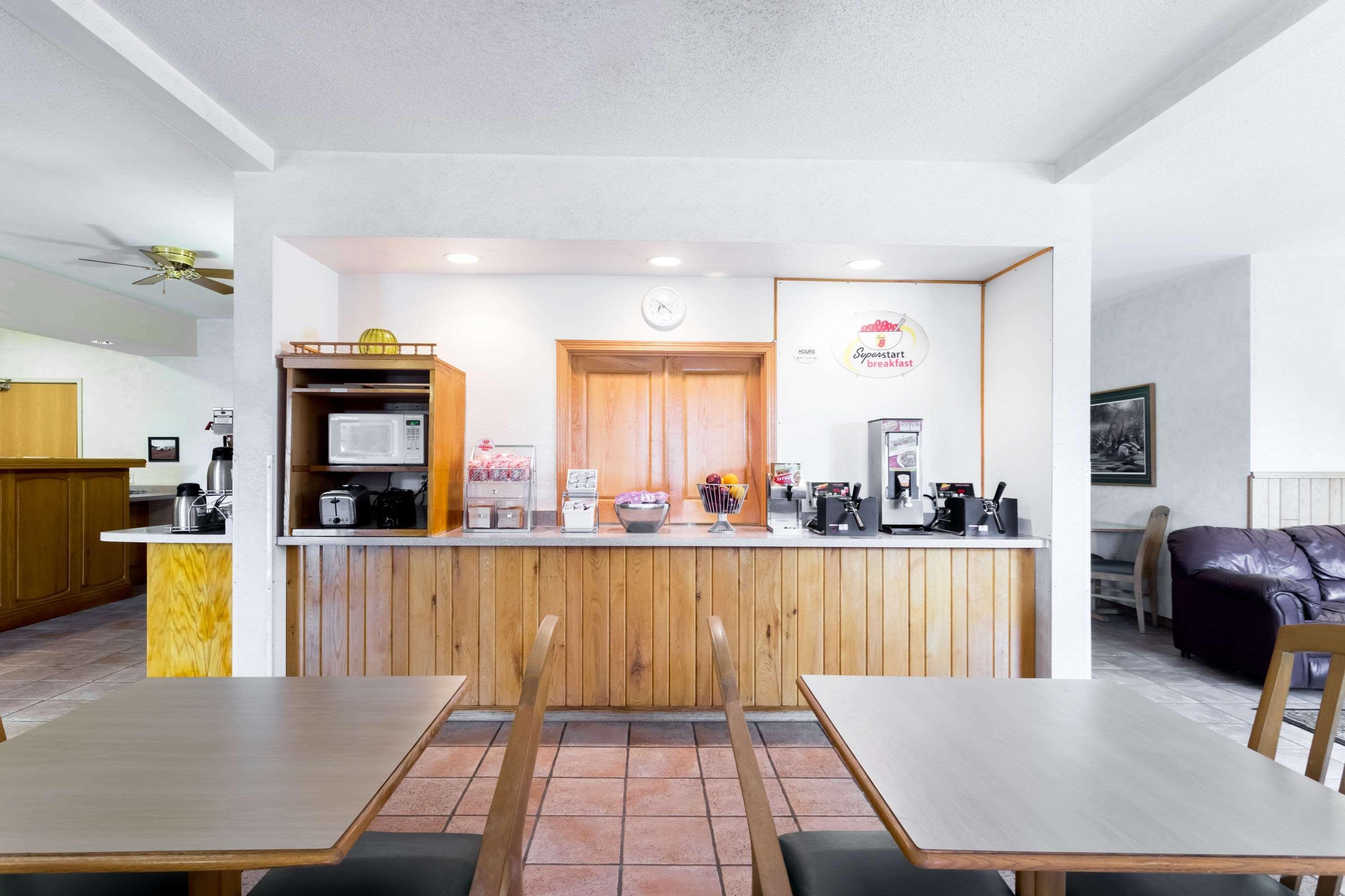 Super 8 By Wyndham Eagle River Exterior photo